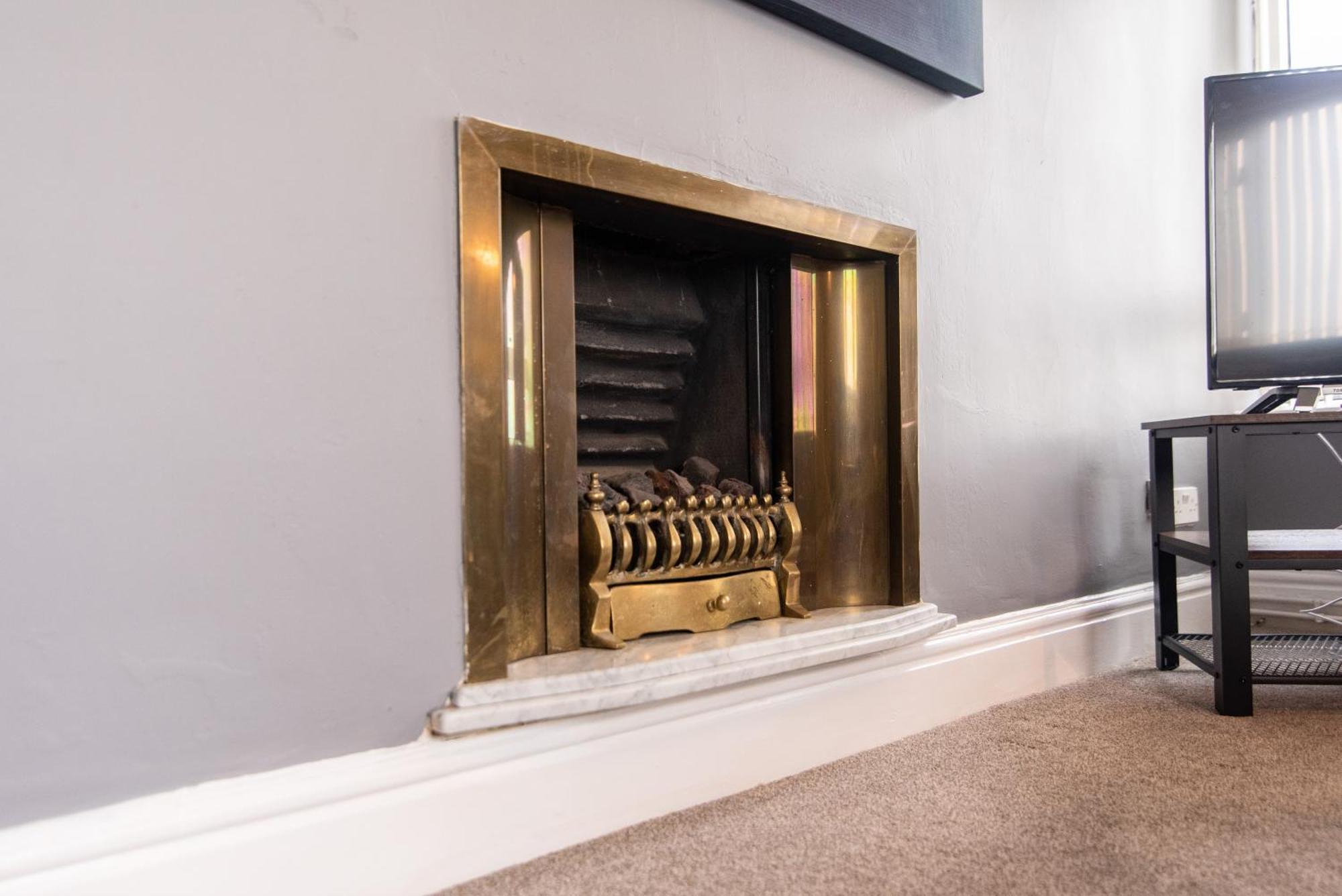 3 Bed Apartment - Perfect For Contractors Near Liverpool Airport Hale  Extérieur photo