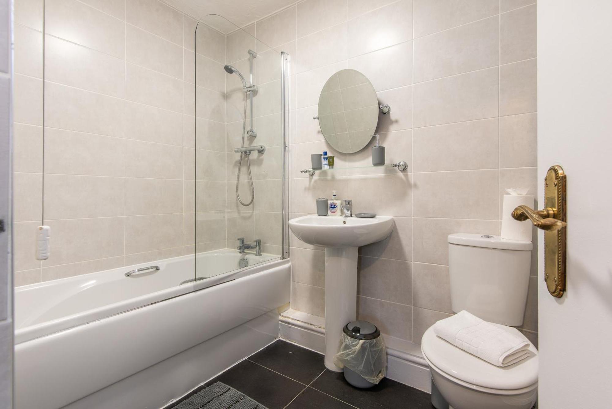 3 Bed Apartment - Perfect For Contractors Near Liverpool Airport Hale  Extérieur photo